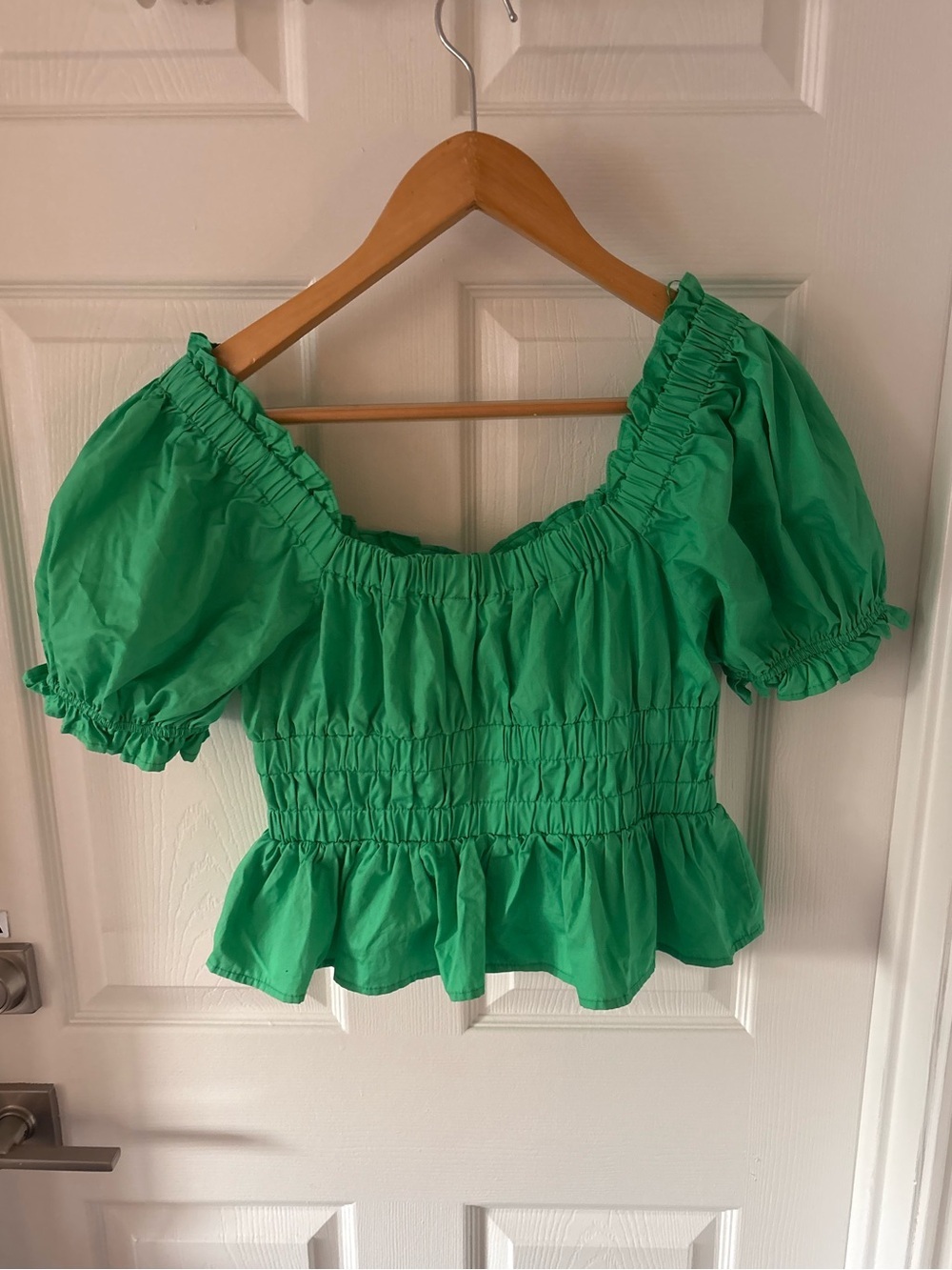 NWT day + moon Kelly Green Smocked Puff Sleeve Peplum Top Size M - Picture 2 of 4